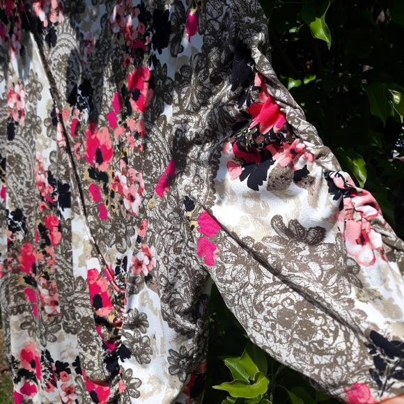 Flower and lace fabric top - Picture 5 of 9